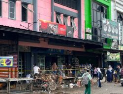 Kondisi Ruko Usai Kebakaran di Batam, Pemilik dan Pekerja Mulai Bersihkan Sisa Barang Dagangan