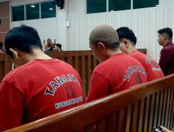 Rampok Indomaret Demi Bensin: Tiga Pelaku Dituntut 4 Tahun, Satu Rekan Masih Buron