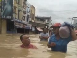 Banjir di Tanjung Pura Kian Parah, Jalinsum Lumpuh Total dan Warga Dievakuasi dengan Perahu Karet