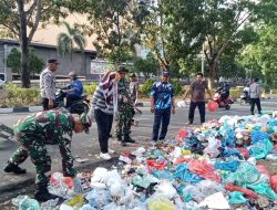 Koramil 01/Lubuk Baja Pimpin Gotong Royong Bersama Warga Tanjung Uma, Bersihkan Jalur Vital Perkotaan