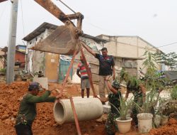 Beko Terus Bergerak, Satgas TMMD 130 Kebut Pemasangan Gorong-gorong di Mangsang Maju