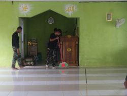 Program Unggulan Kasad, Satgas TMMD 130 dan Warga Gotong Royong Bersihkan Masjid Baitul Makmur