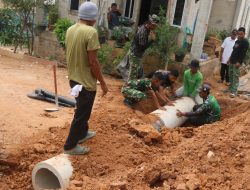 Hari Libur Tak Jadi Alasan, Satgas TMMD 130 dan Warga Kebut Pemasangan Gorong-Gorong di Mangsang Maju