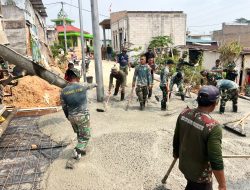 Dari Pagi hingga Terik, Satgas TMMD 130 Tak Berhenti Mengejar Pengecoran Jalan di Mangsang Maju