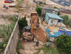Kolaborasi Beko dan Lori Percepat Pembukaan Jalan di Kavling Mangsang Maju