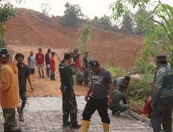 Kejar Target Pengecoran, Satgas TMMD 130 dan Warga Kebut Pemasangan Wiremesh