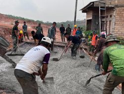Keringat Mengalir, Semangat Tak Padam! Di Balik Pengecoran TMMD ke-130, TNI dan Warga Mangsang Maju Berjuang Bersama