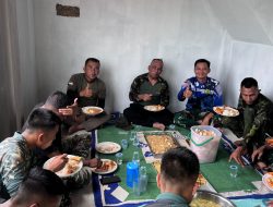 Di Balik Keringat dan Lelah, Sepiring Nasi Satukan Hati Satgas TMMD ke-130 dan Warga Mangsang Maju